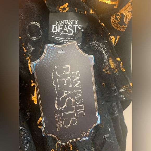 Elegant Black and Gold Designer Scarf Fantastic Beasts - Picture 4 of 5